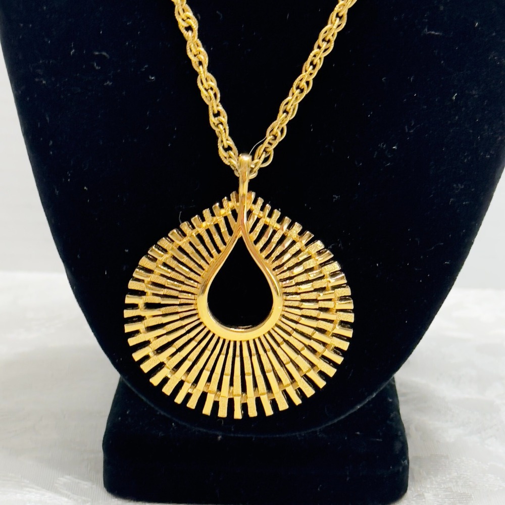 Trifari Necklace Pendant Vtg Brushed Gold Tone Peacock Fan Rope Chain 28" - Picture 8 of 13